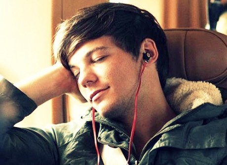louis-tomlinson-sleeping-460x335